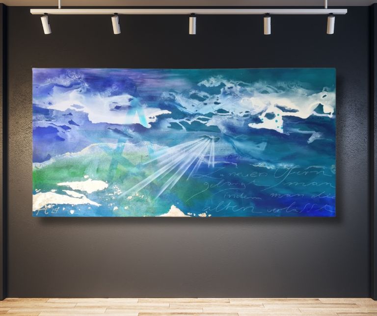 Abstraktes Gemälde mit Blau- und Grüntönen an einer schwarzen Wand, beleuchtet von mehreren Deckenstrahlern in einer Galerie.